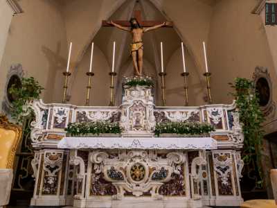 ...� composta da un altare marmoreo intarsiato...